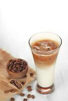 nero ghiaccio caffè e ghiaccio latte macchiato caffè con latte nel alto bicchiere isolato su bianca e nero sfondo foto