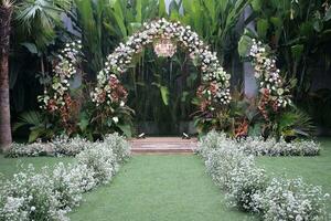 nozze palcoscenico per un elegante nozze evento pieno con fiori nel un' giardino con un' naturale e all'aperto sentire foto