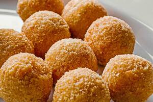 in profondità fritte formaggio palle per buffet cena. ristorazione cibo per gala cena o evento. vicino su foto