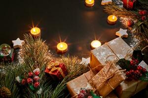 Natale i regali, Natale albero, candele, colorato arredamento, stelle, palle su nero sfondo foto