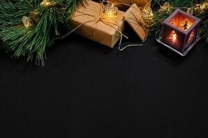 Natale. natale giocattoli e abete rosso ramo su nero sfondo superiore Visualizza. spazio per testo foto