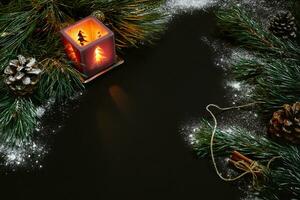 Natale, Natale albero, candela, neve, coni e cannella bastoni su nero sfondo foto