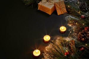 Natale i regali, Natale albero, candele, colorato arredamento, stelle, palle su nero sfondo foto