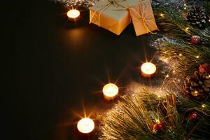 Natale i regali, Natale albero, candele, colorato arredamento, stelle, palle su nero sfondo foto