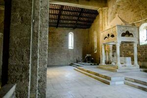 il interno di un' Chiesa con pietra muri e un' pietra altare foto