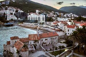 rosso tetti di budva nel montenegro foto