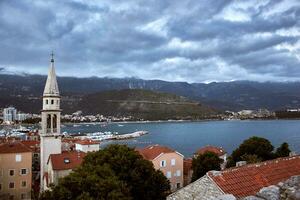 rosso tetti di budva nel montenegro foto