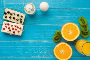 salutare prima colazione. dolce panini con crema formaggio e fresco frutti di bosco e frutta su blu sfondo. foto