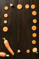 affettato carota su ardesia e di legno contatore superiore sfondo foto