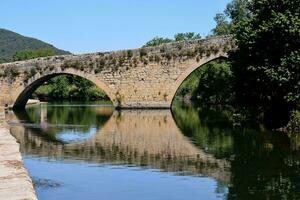 il vecchio pietra ponte al di sopra di il fiume foto