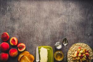 ingredienti per fiocchi d'avena su buio di legno tavolo. concetto di salutare cibo. superiore Visualizza, copia spazio. tonica foto