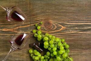 bicchieri di vino e maturo uva isolato su un' di legno tavolo foto