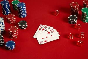 poker carte e gioco d'azzardo patatine fritte su rosso sfondo foto