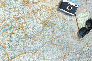 carta geografica di strade con un' Vintage ▾ telecamera, passaporto, occhiali da sole. Visualizza a partire dal sopra. il concetto di viaggio foto