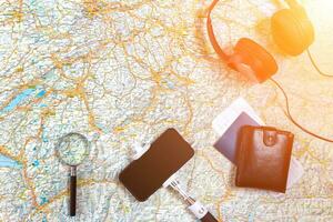 Accessori per viaggio. passaporto, cuffia, inteligente Telefono e viaggio carta geografica. superiore Visualizza. sole bagliore foto