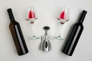 bicchieri e bottiglie di rosso e bianca vino su bianca sfondo a partire dal superiore Visualizza foto