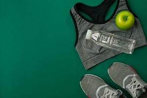 gli sport Accessori per fitness su il verde pavimento. salutare stile di vita concetto. foto