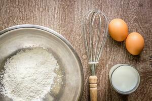 cibo ingredienti e cucina utensili per cucinando su di legno sfondo foto