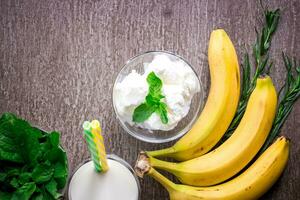 ghiaccio crema con fresco Banana e menta su di legno tavolo. foto