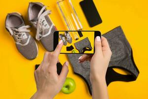 sport attrezzatura Fotografare su mobile Telefono. smartphone schermo con fitness utensili Immagine foto
