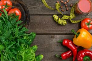 bicchiere di pomodoro succo con verdure e misurazione nastro su tavolo avvicinamento foto