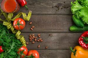 bicchiere di pomodoro succo con verdure e misurazione nastro su tavolo avvicinamento foto