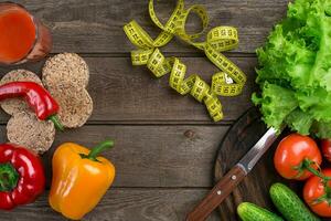 bicchiere di pomodoro succo con verdure e misurazione nastro su tavolo avvicinamento foto