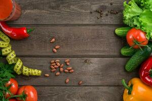 bicchiere di pomodoro succo con verdure e misurazione nastro su tavolo avvicinamento foto