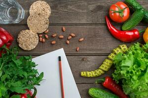 bicchiere di acqua con verdure e misurazione nastro su tavolo avvicinamento foto