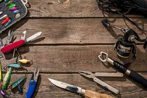 Accessori per pesca su il sfondo di Di legno. superiore Visualizza foto