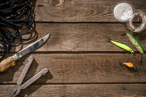 Accessori per pesca su il sfondo di Di legno. superiore Visualizza foto