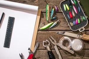 Accessori per pesca su il sfondo di Di legno. superiore Visualizza foto