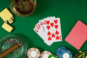 impostato per giocando poker con carte e patatine fritte su verde tavolo, superiore Visualizza foto