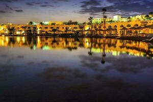 sera Visualizza a partire dal mare per lusso Hotel nel notte illuminazione foto