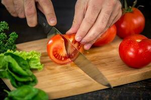 maschio mani taglio verdure per insalata foto