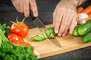 maschio mani taglio verdure per insalata foto