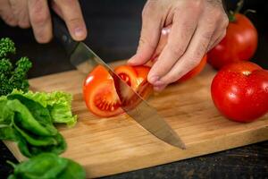 maschio mani taglio verdure per insalata foto