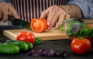 maschio mani taglio verdure per insalata foto