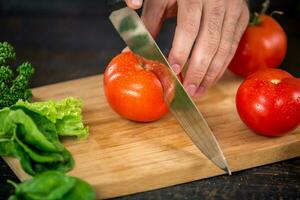 maschio mani taglio verdure per insalata foto
