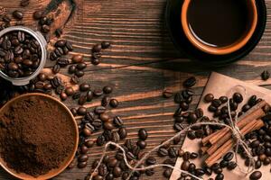 caffè fagioli, terra caffè e tazza di fermentato caffè su rustico w foto