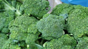 broccoli freschi al mercato tradizionale foto