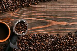 caffè tazza e fagioli telaio su di legno tavolo foto