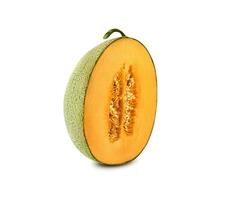 metà di delizioso Cantalupo melone nel un' sezione trasversale, isolato su bianca sfondo con copia spazio per testo o immagini. lato Visualizza. avvicinamento sparo. foto