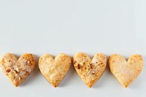 cornice di biscotti a forma di cuore su uno sfondo bianco. foto