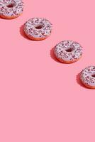 cibo design con gustoso rosa smaltato ciambella su corallo rosa pastello sfondo superiore Visualizza modello foto