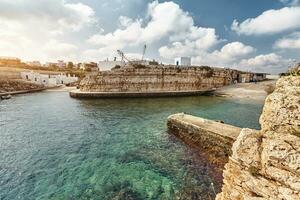 bellissimo scenario di polignano un' cavalla, cittadina nel il Provincia di Bari, pugliese. foto