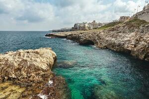 bellissimo scenario di polignano un' cavalla, cittadina nel il Provincia di Bari, pugliese. foto