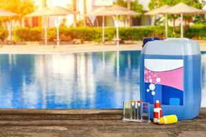 attrezzatura con chimico pulizia prodotti e utensili per il Manutenzione di il nuoto piscina. foto