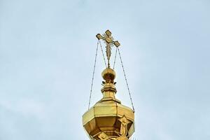 orientale ortodosso croci su oro cupole, cupole, contro blu cielo con nuvole foto