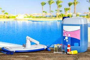 attrezzatura con chimico pulizia prodotti e utensili per il Manutenzione di il nuoto piscina. foto